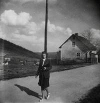 Jarmilina maminka; na Glasbergu, Rotava, těsně po válce