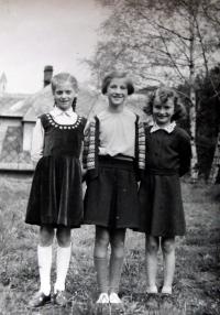Tři česko-německé kamarádky; vlevo sousedka Alice, Jarmila uprostřed, Rotava, 1956