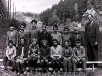Jarmilina školní fotografie; 5. třída, Jarmila sedí dole, Rotava, druhá z leva, 1960