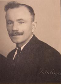 Odbojář František Kozmik, který se z obavy před zatčením gestapem oběsil v márnici lesního hřbitova ve Zlíně