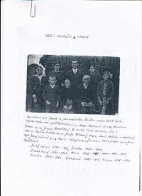 1- Foto rodiny Josefa Pospíšila v Zelowě s ruční popiskou - vpředu v první řadě vpravo stojí dcera Bronislava, pozdější manželka Josefa Mundila