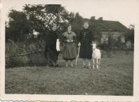 4 - Pamětníkova maminka za domem v Zelowě (uprostřed), vedle ní tatínkovy sestry (asi  1942)