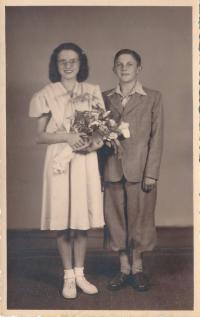 5 - Josef Mundil při konfirmaci v evangelickém sboru v Novém Městě pod Smrkem (1947)