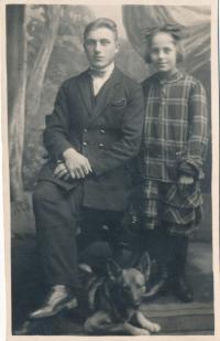 7 - Pamětníkův tatínek se svojí sestrou (mezi lety 1914 - 1918)
