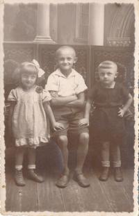 8 - Josef Mundil (vpravo) se sourozenci (asi 1937)