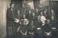 x13 - Pamětníkova maminka jako dítě v nedělní škole (uprostřed) 