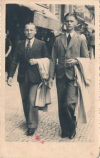 x15- (vlevo) Strýc Karel - bratr pamětníkova tatínka. Bojoval u Tobruku