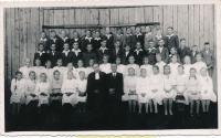 x17 - Konfirmace v evangelickém sboru v Novém Městě pod Smrkem (1947) - vpředu uprostřed farář Blažek