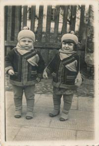 Childhood in Zelow - J. Mundil (left) with sister Věra