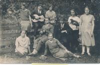 x21 - Maminka J. Mundila stojící vzadu vpravo - výlet - okolo 1930