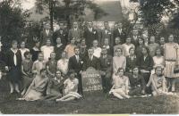 x22 - Pěvecký sbor na zahradě evangelického kostela v Zelowě - 21.8. 1929 