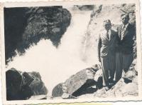 x25 - Strýc Karel (vlevo) na výletě ve Vysokých Tatrách těsně před 2. světovou válkou