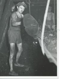 x27 Pamětník v dole Vaňkovka na Kladensku - nakládání uhlí při ražbě štoly - cca 1958-1959