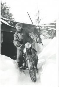 x28-Pamětník pracoval na měření vodních vrtů - snímek byl pořízen v oblasti vrtu Klokočka v okrese Mladá Boleslav v zimě 1969-1970