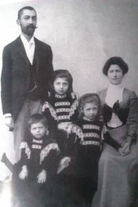 Dědeček Albert Steiner s babičkou Rózou a dcery