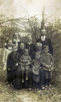 Rodinné foto – horní řada teta, matka a otec, druhá řada sestřenice, babička a dědeček, spodní řada František, Viktor, Ondřej a Ivan Kutín
