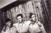 Ivan Kutín (uprostřed) s kamarády z Technische Nothilfe Tomanem (vlevo) a Štěpánkem (vpravo) (rok 1944)