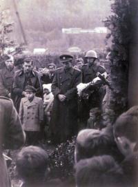 Ivan Kutín (uprostřed) na pohřbu vojáka ze své jednotky v Sabinově (rok 1947)