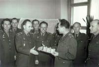 Kolegové z Vojenské akademie gratulují Ivanu Kutínovi