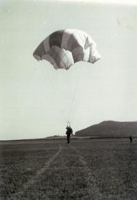 Ivan Kutín during the parachute jump in Prešov no.3