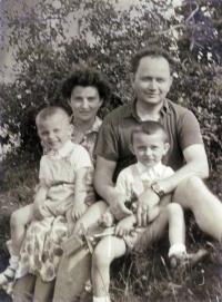 Ivan Kutín s manželkou a syny v Prešově
