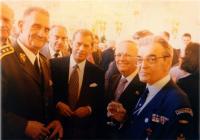Pan Ludvík při oslavách konce II. světové války s panem prezidentem Václavem Havlem