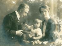 rodiče Inge: Gustav a Julie Schwanda a Inge, fotoatelier, Jilemnice, 1925