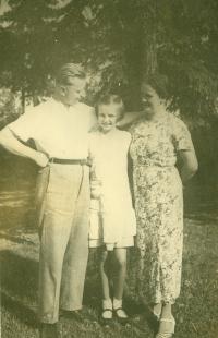 Inge s rodiči, vrch Strážník v Zálesní Lhotě, asi 1929