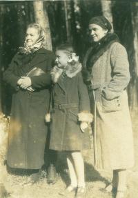 Inge, matka Julie a babička Anna Pošepná, v lese za Zálesní Lhotou, asi 1933