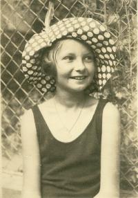 Inge, doma na zahradě, Zálesní Lhota, 1933 