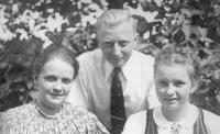 Inge s rodiči doma na zahradě, Zálesní Lhota, asi 1939