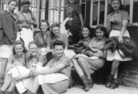 skupina dívek z RAD, svatodušní výlet poblíž Jelení Gory, 1944