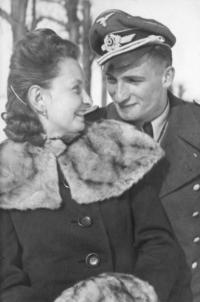 Inge se snoubencem Gerhardem Kopperem, Zálesní Lhota,1944