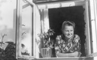 Inge v okně doma, Zálesní Lhota, 1950
