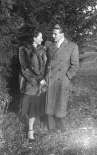 Inge s manželem Karlem Procháskou, v lese za Zálesní Lhotou,1952