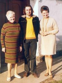 Inge s maminkou Julií a bratranec z Německa na návštěvě, doma v Zálesní Lhotě, v 70. letech