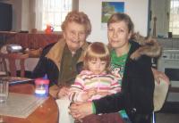 Inge, vnučka Michaela a pravnučka Sophie, u známých v Hrabačově Hrabačov, asi 2010