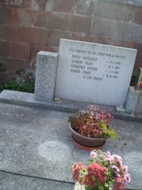 hrob tatinka Inge a dalších 4 Němců zastřelených 12.5.1945, hřbitov Zálesní Lhota, 2014