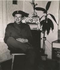 Miroslav Vaněk u technických praporů