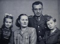 Pamětníkova rodina - zleva sestra, matka, otec, Josef; Stachy (okres Prachatice); 1948 nebo 1949