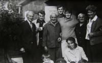 Širší rodina z otcovy strany, uprostřed otec, v černé haleně babička; Masákova Lhota (okres Prachatice); nejdříve 1960