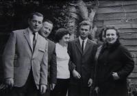 Rodinná oslava těsně před Josefovou emigrací, vlevo strýc Vítovec, uprostřed Josef; Masákova Lhota (okres Prachatice); nejpozději 1964