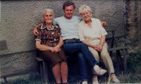 Josef s babičkou a tetou; Masákova Lhota (okres Prachatice); 1991