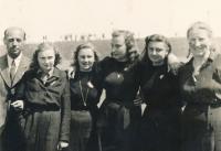 Manželé Klímovi - Karel a Lída, uprostřed dívky z tábora Planná nad Lužnicí, Květen 1945