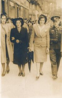 Anna Malinová (druhá z leva), před válkou