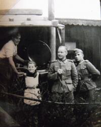 Polní kuchyně wermachtu na dvoře domu Lotčiny rodiny, Sokolov, 1938-9