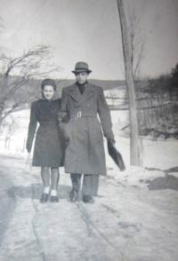 Bratr Josef Kratochvíl a sestřenice Františka Jedličková z Rozstání. Oba vězněni. Františka Jedličková během výslechů na StB potratila.