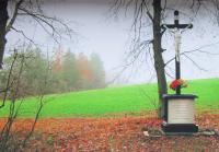 Kříž v Rozstání, který v roce 2009 pomáhal opravit Ladislav Kratochvíl, protože se k němu chodila modlit jeho manželka za jeho návrat z vězení