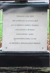 Kříž v Rozstání, který v roce 2009 pomáhal opravit Ladislav Kratochvíl, protože se k němu chodila modlit jeho manželka za jeho návrat z vězení