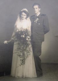 Svatební fotografie Ladislava a Věry Kratochvílových (pamětník byl v TP)